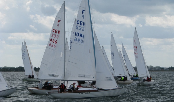  Nicht ganz einfach war es nach dem Start auch für die Furthmann-Crew (GER 466) den freien Wind für den besseren Schlag unter Land zu bekommen. 