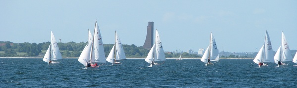 Schmetterlings-Segeln auf dem Vorwindkurs zum Leegate