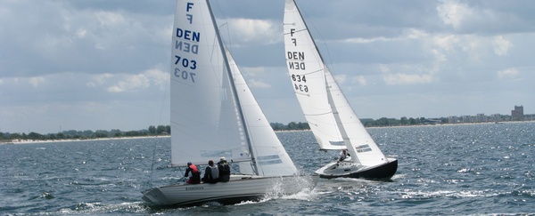 Beim Zieleinlauf in der 5. Wettfahrt gewinnt Jens Thurøe (DEN 634) ganz knapp vor Per Jörgensen (DEN 703) und