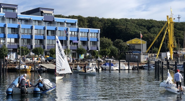 Nach der Rückkehr staute es sich zwar vor der Jollenslipanlage, aber  alle Teilnehmer waren mit den Bedingungen in Laboe sehr zufrieden.