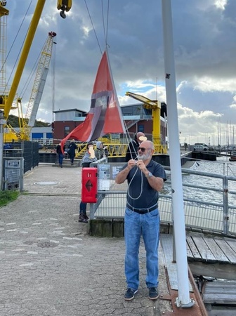 Rolf Brinkmann beim Niederholen des Vereinsstanders.