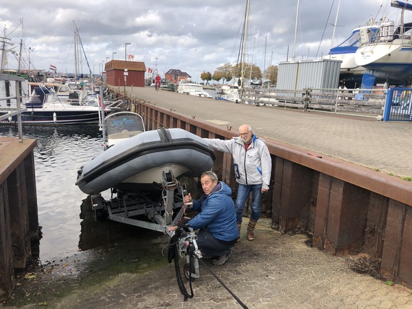 Geschafft, das Schlauchboot liegt schon mal auf dem Trailer!