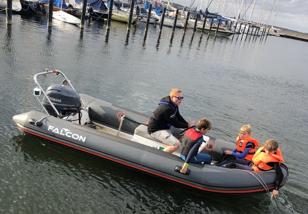 Mit dem kleinen Schlauchboot machte Trainer Tim Ohler mit einigen Optikindern zum Saisonabschluss noch eine letzte Fahrt.