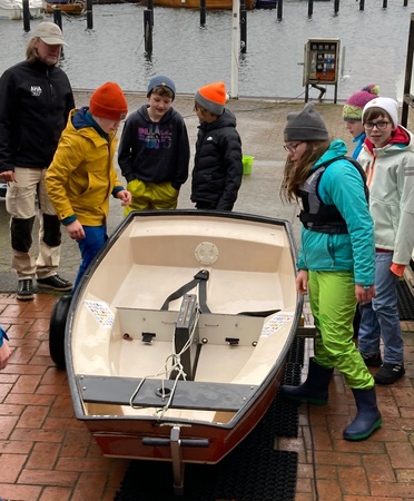 Die Opti-Kinder beim Bootscheck