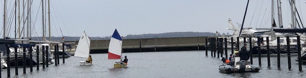 begleitet die Optis aus dem Hafen.