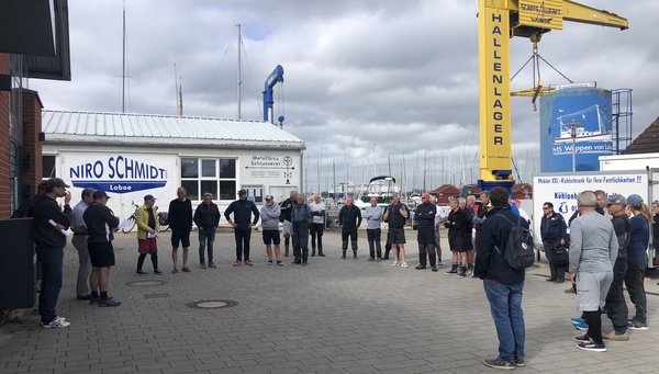 Steuermannsbesprechung am ersten Wettfahrtstag