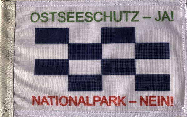 Für den Protest gegen den Nationalpark Ostsee wird der Buchstabenwimpel „N“ des Flaggenalphabetes genutzt: Ostseeschutz - JA, Nationalpark - NEIN.