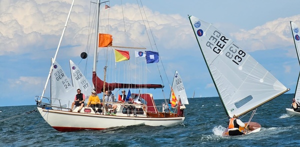 Auf dem Start-/Zielschiff werden die Flaggensignale für die  Startvorbereitung angezeigt und