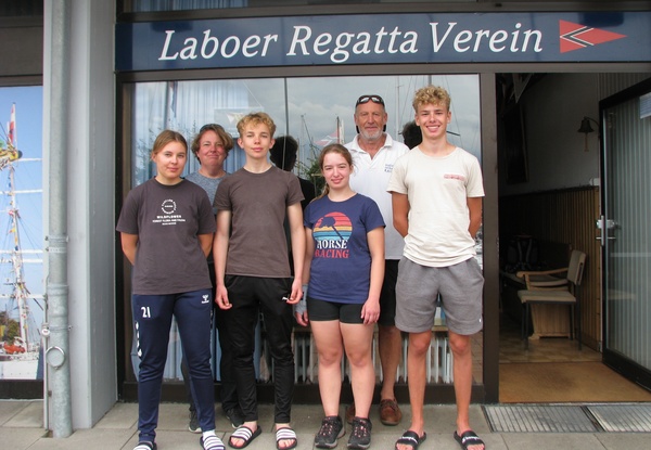 Das LRV-Europe-Nachwuchsteam v.l.: Charlotte Rösler, Johannes Rösler, Annika Frühsorge und Phillip Eiben mit hintere Reihe Jugendwartin Mieke Rösler und Trainer Udo Lemke