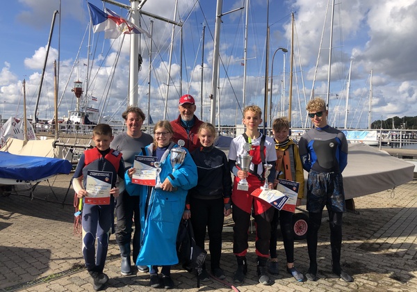 v.l.: Ian Schulz, Annabelle Matthes, Annika Frühsorge, Johannes Rösler, Ferry Neubauer, Phillip Eiben mit hintere Reihe Jugendwartin Mieke Rösler und Trainer Udo Lemke. Sportbootführerschein See