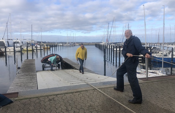 Last but not least war das kleine Schlauchboot über die Jollenslipanlage  aus dem Wasser gezogen und