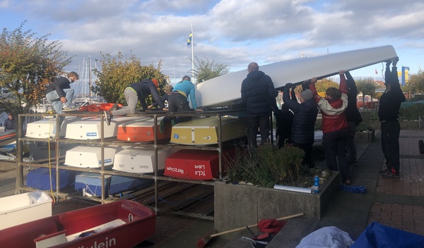 bei der Lagerung der 420er-Jolle auf dem Opti-Gestell mussten viele mit anpacken.