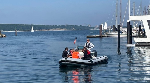 Die praktische Prüfung fand auf dem großen LRV-Schlauboot in Laboe statt und