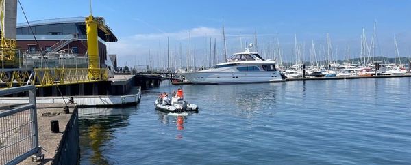 die Pflichtmanöver Anlegen und Ablegen mussten vor der Schiffswerft Laboe absolviert werden.