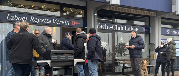 Nicht nur im Vereinsheim, auch davor und am Grill wurde viel diskutiert.