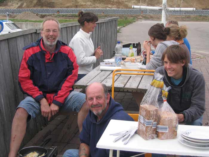 Treffen Vorbereitungen für das maritime Abendessen: v.l. Thomas Möller, Thomas Beyer und Sebastian Norrmann