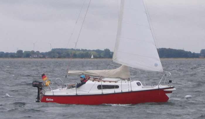 Auch bei viel Wind lässt sich die „Clarissa“, das neue Vereinsboot, sehr sicher von den Jugendlichen segeln.