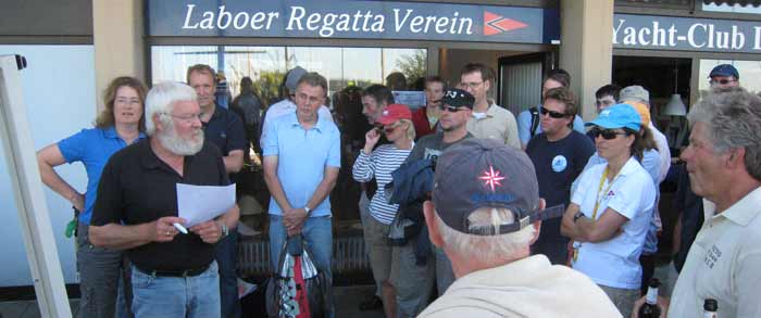 Aufmerksamkeit herrscht bei der Steuermannsbesprechung für die Kielbootklassen