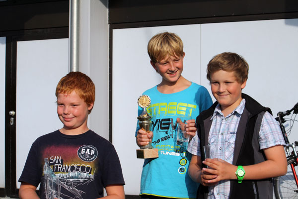 Die strahlenden Optikinder v.l.: Tim Ohler, Tjark Schilly und Marc Reimers, es fehlt Jannik Voss.