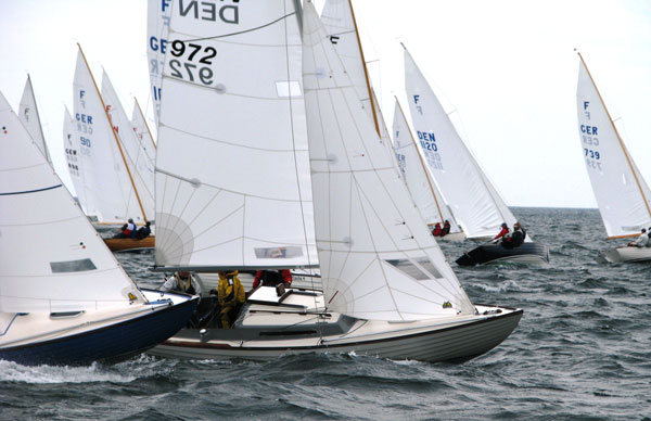 Schon beim Start konnten sich rechts die Boote von Kipcke (GER 739) und von Jørgensen (DEN 1120) gut absetzen.