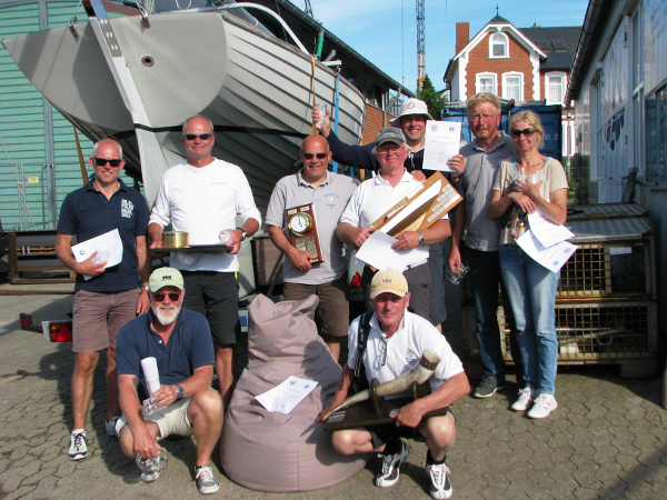 Die Crews der siegreichen Dänen von Per Buch (links), Andreas Granlund (mitte) und Sören Kästel (rechts).