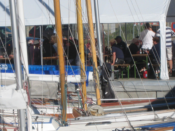 Trotz der Bauzäune bot wieder der Gewerbehafen mit den unmittelbaren Liegplätzen der Folkeboote eine tolle Atmosphäre.