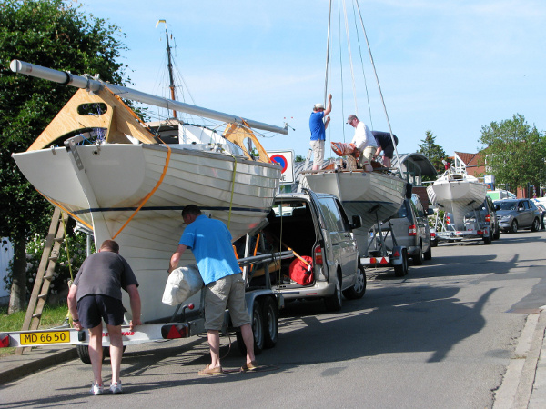 Nach dem Kranen wurden die Folkeboote in der Hafenstraße transportfertig gemacht.